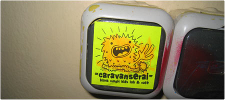 Aufkleber / Sticker =caravanserai= black magic kids lab & caf&eacute; . magic circus 